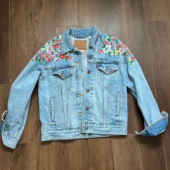 🎉Host Pick 🎉Levi's Ex-Boyfriend Trucker Embroidered Denim Jacket - Picture 3 of 6